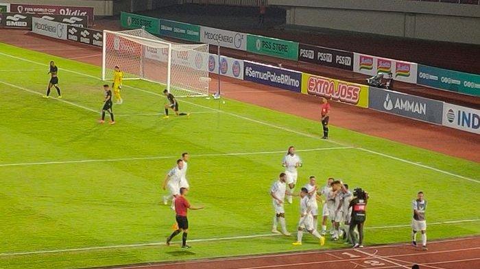 Selebrasi pemain PSIS Semarang Jonathan Cantillana usai menjebol gawang PSS Sleman di Stadion Manahan, Solo, Jumat (16/12/2022). Hasil Liga 1 - 10 Pemain PSIS Semarang Berhasil Taklukkan PSS Sleman Dalam Laga Sengit di Stadion Manahan