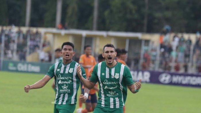 Selebrasi pemain PSMS Medan Juninho Cabral bersama rekan setimnya setelah berhasil mencetak gol ke gawang Dejan FC pada putaran kedua lanjutan Liga 2, di Stadion Baharuddin Siregar, Deliserdang, Kamis (19/12/2024). PSMS Medan bermain imbang atas Dejan FC dengan skor 1-1. TRIBUN MEDAN/DANIL SIREGAR