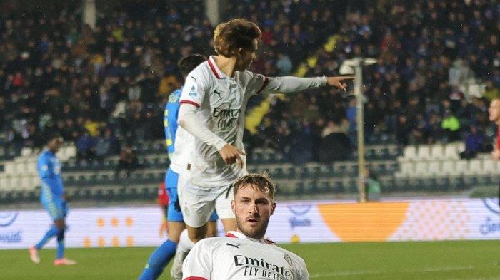 SELEBRASI GIMENEZ - Penyerang AC Milan, Santiago Gimenez selebrasi usai mencetak gol ke gawang Empoli di Liga Italia 2024-2024, Minggu (9/2/2025).