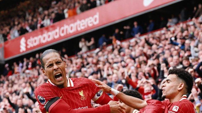 VAN DIJK PENYELAMAT - Bek Liverpool, Virgil van Dijk selebrasi usai berhasil mencetak gol ke gawang West Ham. Van Dijk menjadi pahlawan kemenangan Liverpool atas West Ham dengan skor 2-1 pada pekan ke-32 Liga Inggris lewat sundulannya.