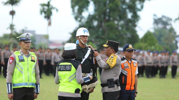 Kapolda Sumut Irjen Pol RZ Panca Putra Simanjuntak sematkan pita pada Aparat Gabungan sela-sela pimpin apel Operasi Patuh Toba 2023 di Lapangan Bola Mapoldasu, Senin (10/7/2023). Ops Toba ini akan berlangsung selama 14 hari 1 hari ke depan di seluruh Sumut.