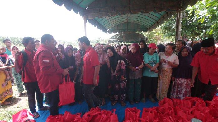 Ketua DPD PDI Perjuangan Sumut Rapidin Simbolon meemimpin pembagian sembako kepada warga usai pendidikan politik kepada kader dan masyarakat di Desa Sikara-kara IV Kecamatan Natal Kabupaten Mandailing Natal, Rabu (30/8/2023).