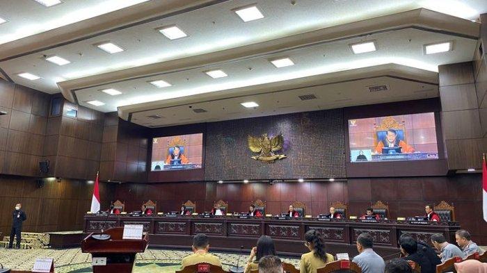 Sembilan Hakim konstitusi yang hadir dalam sidang putusan uji materi terkait batas usia capres dan cawapres di Gedung Mahkamah Konstitusi (MK), Jakarta Pusat, Senin (16/10/2023).