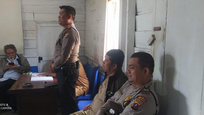 Kapolsek Purba AKP M Sinaga dan jajarannya, termasuk Kanit Binmas Aiptu C Sipayung dan Bhabinkamtibmas Polsek Purba Bripka Alwindo Sinaga, melaksanakan kegiatan mediasi problem solving di Kantor Pangulu Nagori Purba Sipinggan, Kecamatan Purba, Kabupaten Simalungun, Selasa (8/8/223).