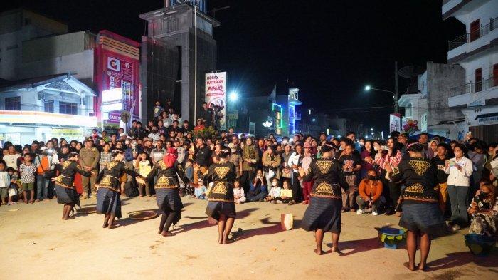 Pagelaran atraksi seni dan budaya Pemkab Pakpak Bharat di ajang F1 Powerboat Toba tersebut berlangsung sukses pada Sabtu (25/2/2023) malam di Bundaran Balige, Toba.