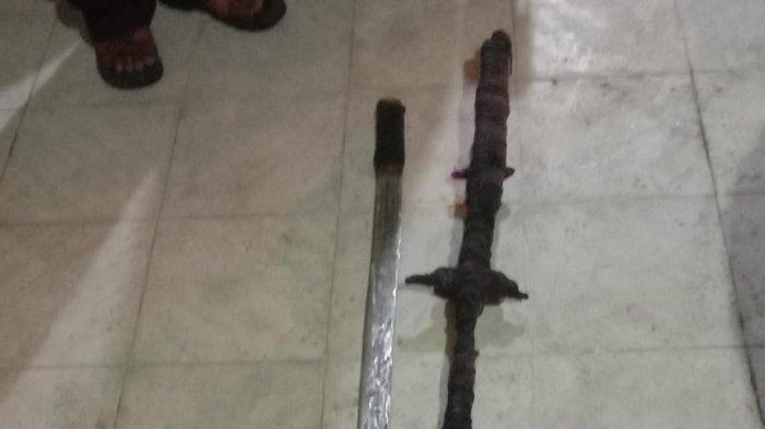 Senjata tajam yang ditemukan oleh petugas saat terjadi tawuran di Kecamatan Medan Belawan.