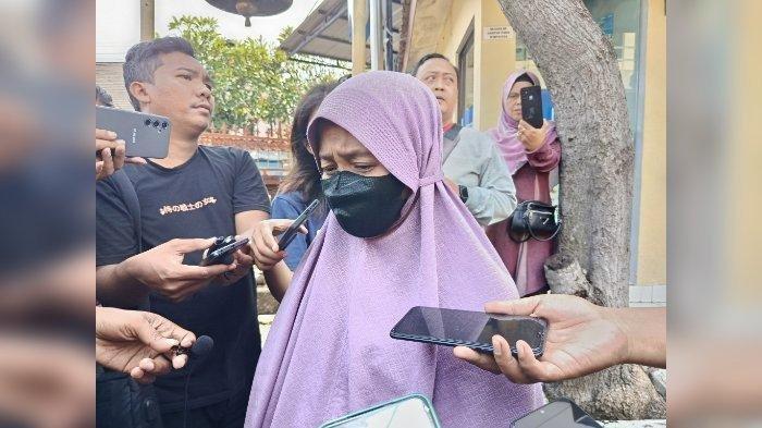 IBU KORBAN - Seorang ibu berinisial NH (38) saat diwawancarai media di Polres Cirebon Kota, Sabtu (10/5/2025) di sela memenuhi panggilan penyidik atas dugaan pelecehan seksual terhadap anak perempuannya oleh seorang perawat di Rumah Sakit di kawasan Klayan, Kecamatan Gunung Jati, Kabupaten Cirebon.