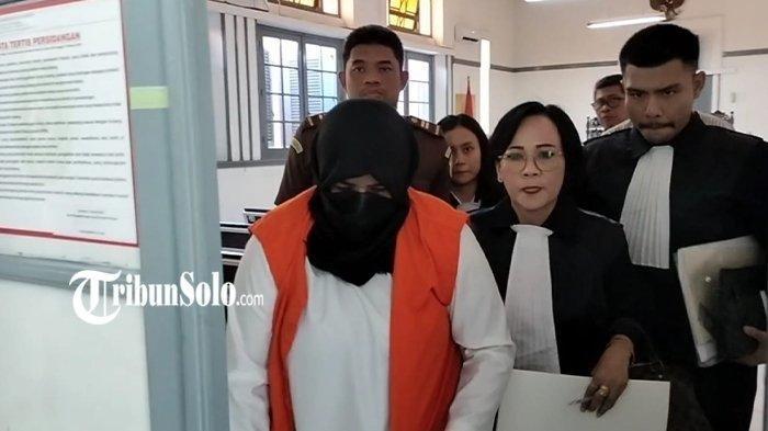 YC (34) terdakwa dalam kasus istri potong alat kelamin suami di Solo, saat mengikuti sidang di Pengadilan Negeri (PN) Kota Solo, Senin (7/8/2023) siang.