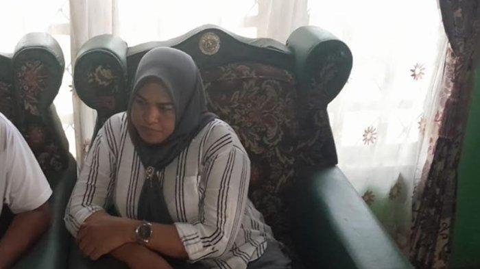 Seorang janda bernama Komsiatun alias Kokom (43) membunuh bayinya dan jasad disimpan di lemari kamar. 