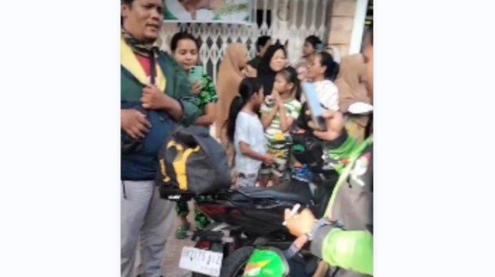 PAKET ISI BAYI: Seorang pengemudi ojek online (ojol) mendapat orderan dari customer tas berisikan bayi. Kamis (8/5/2025).