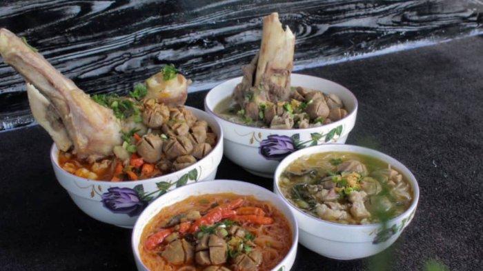 Seorang pengunjung saat menikmati Bakso Tunjang Mboke di Jalan Karya Jaya No 74, Medan Johor, Kota Medan.