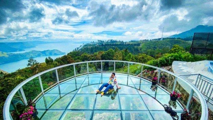 Seorang pengunjung sedang mengabadikan momen di jembatan Kaca Maulana Cafe.