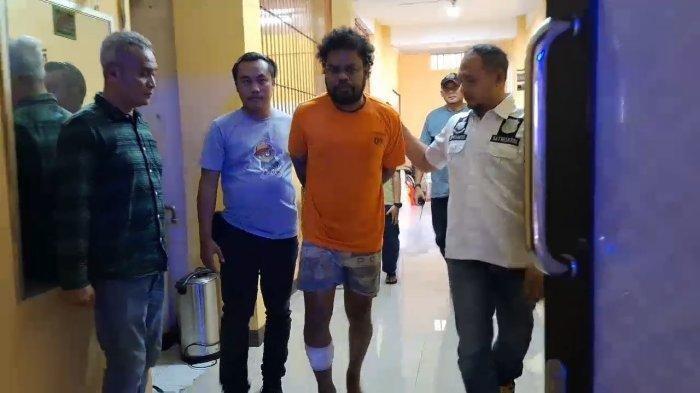 Seorang pria bernama Ralph Waldo Emerzon (32) alias Waldo ditangkap aparat Polsek Koja usai membacok empat orang warga.