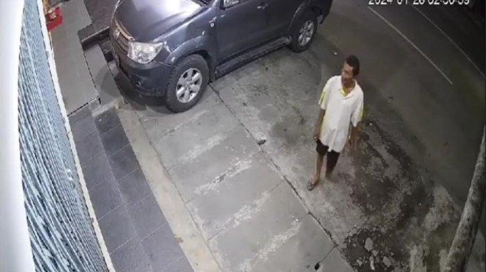 Seorang pria merusak tempat sembahyang umat Buddha atau altar yang berada di depan ruko warga.