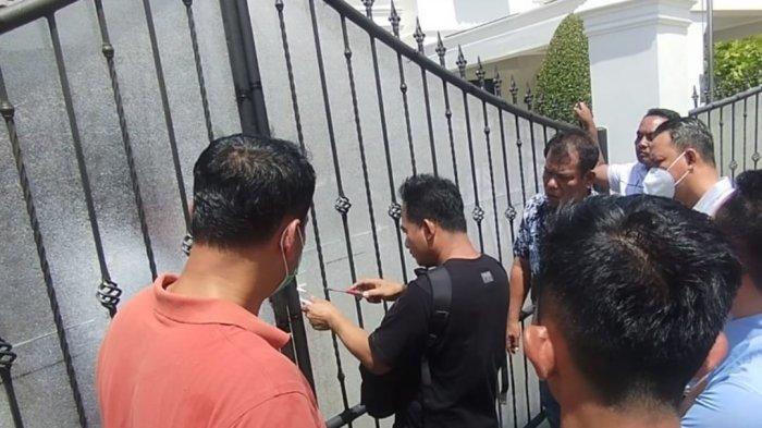 Seorang tukang kunci sedang membuka gembok rumah pribadi Topan Obaja Ginting di Cluster Topaz Perumahan Royal Sumatera Medan, Rabu (2/7/2025). Pada saat KPK datang, rumah ini dalam keadaan kosong dan tergembok.