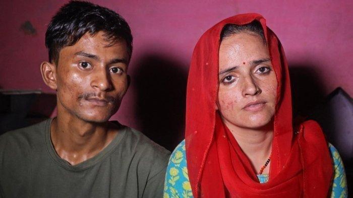 Dalam foto yang diambil pada 10 Juli 2023 ini, Sachin Meena (kiri) dan Seema Haider menghadiri wawancara dengan AFP di kediaman mereka di desa Rabupura, sekitar 90 km (55 mil) dari New Delhi. Sepasang kekasih darimusuh bebuyutan India dan Pakistan, yang bertemu di ruang obrolan game sebelum menyelinap melintasi perbatasan untuk bersama, mengatakan hasrat mereka mengalahkan persaingan nasional atau ketakutan akan reaksi agama. Seema, yang beragama Islam dan meninggalkan Pakistan dan suaminya dengan empat anaknya dengan menyelundupkan dirinya ke India melalui Nepal pada bulan Mei di mana pasangan itu ditangkap kemudian dibebaskan minggu lalu -- mengatakan dia telah menikah dengan Sachin, seorang Hindu, dan dibawa namanya.
