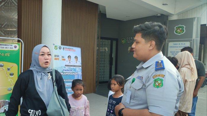 Seorang warga hendak membeli stiker parkir berlangganan di salah satu outlet yang disediakan Dishub Medan di  Gedung ATCS Medan, Senin (1/7/2024). Wali Kota Medan sebut, Jukir akan dapat upah Rp 2,5 juta per bulannya.