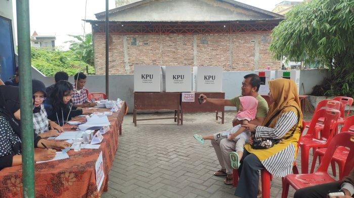 Seorang warga sedang mencoblos di TPS 26 Kecamatan Tanjung Gusta, Minggu (1/12/2024)