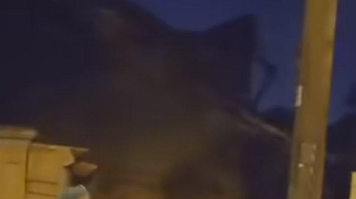 Seorang warga sekitar yang sedang melihat kejadian bangunan roboh di Jalan Sei Deli Kecamatan Medan Barat, Sabtu (20/1/2024). Kejadian roboh itu disebabkan tidak kuatnya  pondasi rumah yang lagi direnovasi.