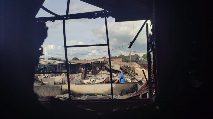 Seorang warga yang menjadi korban kebakaran di Desa Dokan, Kecamatan Merek, Kabupaten Karo, mengais sisa barang yang masih bisa digunakan pasca kebakaran hebat, Minggu (28/7/2024). Akibat kebakaran ini, menghanguskan sebanyak 36 unit rumah yang berada di komplek rumah kontrakan tersebut.