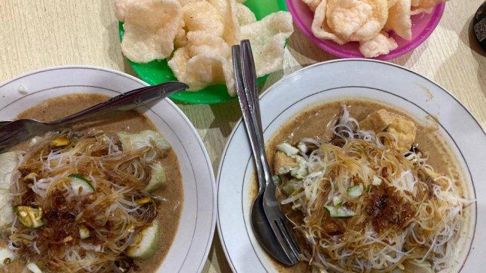 Ketoprak khas Cirebon di warung Bubur Ayam dan Ketoprak Cirebon Stasiun Kereta Api Medan.