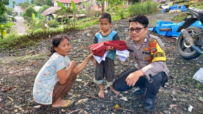 Bhabinkamtias Polsek Lolowau Polres Nias Selatan Bripda David Hutapea berikan seragam sekolah kepada Rama seorang anak warga kurang mampu pada Rabu (25/10/2023) di Lolowau Nias Selatan.