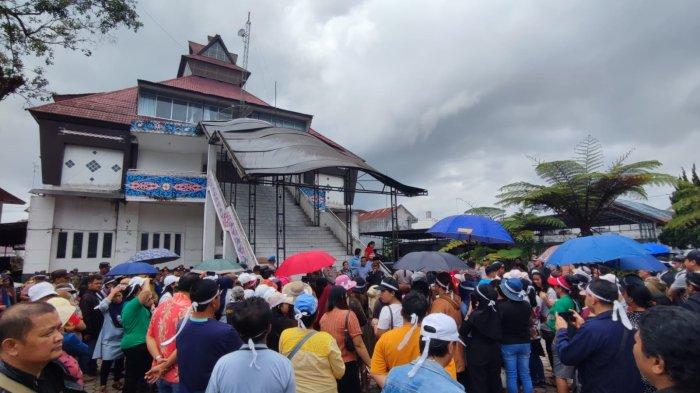 Seratusan pedagang Pusat Pasar Kabanjahe, melakukan aksi ke Kantor DPRD Karo yang berada di Jalan Veteran, Kabanjahe, Jumat (19/1/2024).