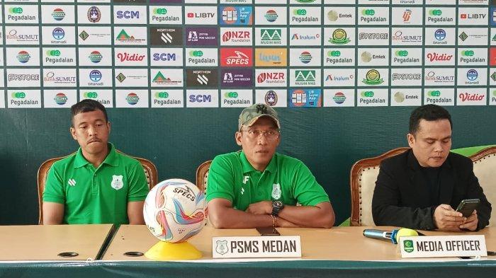 Sesi temu pers Pelatih PSMS Medan, Miftahudin Mukson (Tengah) dan pemain PSMS, Guntur Triaji (Kiri) jelang laga menghadapi Persiraja Banda Aceh yang akan di gelar di Stadion Baharoeddin Siregar, Lubuk Pakam, Deliserdang, Sabtu (6/1/2024) besok. 