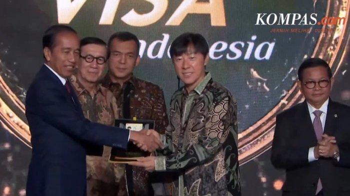 Shin tae-yong menerima Golden Visa yang diberikan Presiden Joko Widodo, Kamis (25/7/2024)