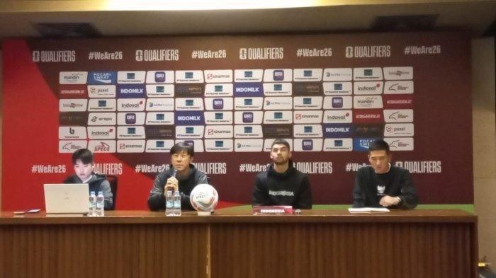 Shin Tae-yong dalam sesi konfrensi-pers sebelum pertandingan Kualifikasi Piala Dunia 2026 antara Timnas Indonesia vs Vietnam, Rabu (20/3/2024).
