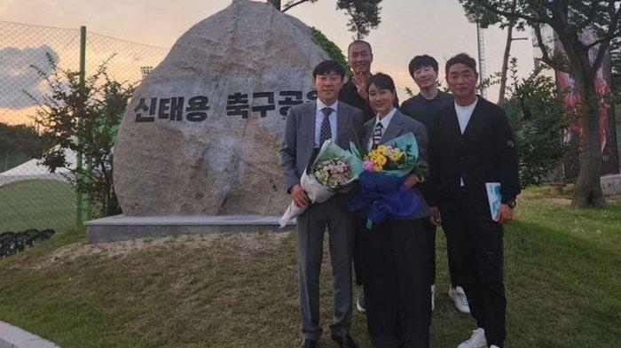 Pelatih Timnas Indonesia, Shin Tae-yong, menghadiri acara peresmian namanya menjadi sebuah taman di Korea Selatan.