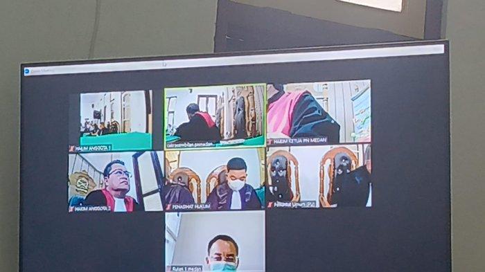 Terdakwa Apin BK saat menghadiri persidangan yang digelar di Pengadilan Negeri (PN) Medan secara virtual, Senin (5/6/2023).