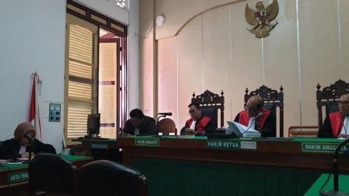 Majelis hakim yang diketuai Abdul Hadi Nasution saat membacakan amar putusannya terhadap ketiga terdakwa dalam persidangan di Pengadilan Negeri (PN) Medan, Rabu (8/5/2024). Dalam putusannya, hakim menghukum ketiga terdakwa dengan pidana mati.