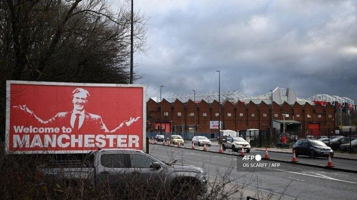 Poster yang memperlihatkan Jim Ratcliffe terlihat di luar lapangan menjelang pertandingan sepak bola Liga Premier Inggris antara Manchester United dan Bournemouth di Old Trafford di Manchester, barat laut Inggris, pada 9 Desember 2023. Oli SCARFF / AFP (Oli SCARFF / AFP)