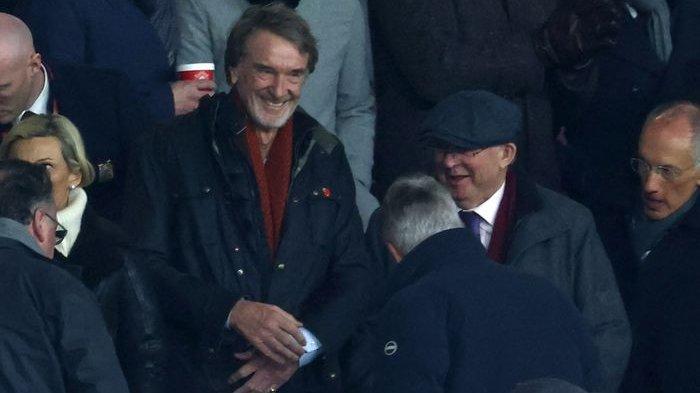 Pemilik baru Man United, Sir Jim Ratcliffe hadir di tribune Old Trafford bersama Sir Alex Ferguson dalam duel Liga Inggris melawan Tottenham (14/1/2024).
