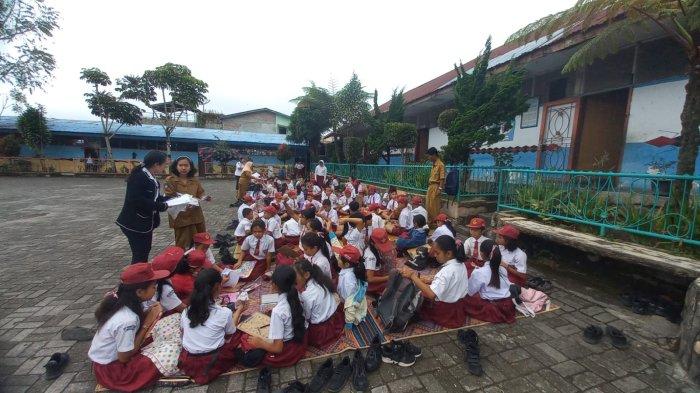 Siswa SDN 040457 Berastagi, terpaksa harus melaksanakan ujian di halaman sekolah akibat ruang kelas tidak bisa digunakan pasca kebakaran malam tadi, Senin (10/6/2024).