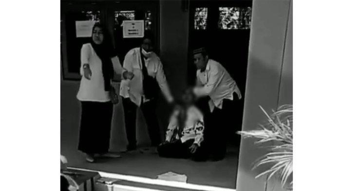 Siswa bacok gurunya di dalam kelas ini terjadi di sekolah Madrasah Aliyah (MA) Yayasan Islam Suhada (Yasua) Demak, Jawa Tengah pada Senin (25/9/2023).