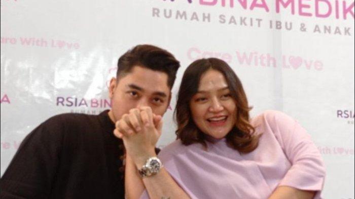 Siti Badriah dan sang suami, Krisjiana Baharudin yang tampak bahagia setelah lahirnya sang putri.