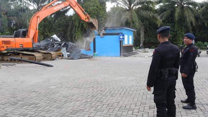 Empat bangunan termasuk bangunan utama Diskotek Key Garden yang berada di Desa Namo Rube Julu, Kecamatan Kutalimbaru, Kabupaten Deliserdang, Sumatera Utara, dirobohkan tim terpadu yang terdiri TNI-Polri, Satpol PP, dan Pemerintah Provinsi Sumatera Utara, serta Pemerintah Kabupaten Deliserdang, Jumat (15/12/2023).