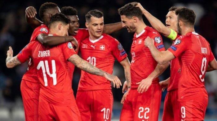 Skuad Timnas Swiss saat selebrasi gol. 