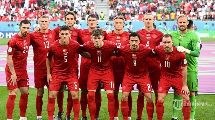 Para pemain Denmark berpose untuk foto tim sebelum pertandingan sepak bola Grup D Piala Dunia 2022 Qatar antara Denmark dan Tunisia di Education City Stadium di Al-Rayyan, barat Doha. Selasa (22/11/2022). Prediksi skor Slovenia vs Denmark dalam lanjutan matchay pertama Grup C Euro 2024, kans Tim Dinamtik nangkring di puncak klasemen sementara.