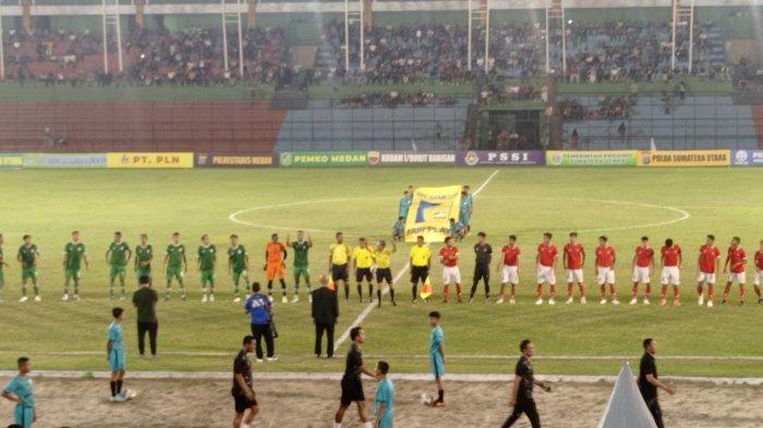 Skuat PSMS Medan (jersey hijau) dan Karo United (jersey merah) berfoto sebelum lakoni laga final kompetisi Edy Rahmayadi Cup 2022, di Stadion Teladan, Medan, Jum'at (29/7/2022) malam. 
