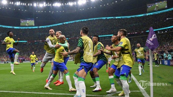 Pemain depan Brasil Richarlison (ke-4 dari kiri) merayakan setelah mencetak gol kedua timnya selama pertandingan Grup G Piala Dunia 2022 antara Brasil dan Serbia di Stadion Lusail pada 24 November 2022. 3 pemain Timnas Brasil yang bisa gantikan peran Neymar di sisa laga Selecao di Piala Dunia 2022.