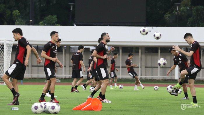 LATIHAN TIMNAS - Sejumlah pesepak bola Timnas Indonesia melakukan sesi latihan di Stadion Madya, Kompleks Gelora Bung Karno, Senayan, Jakarta, Sabtu (22/3/2025). Latihan tersebut untuk persiapan menghadapi Bahrain pada perrandingan Kualifikasi Piala Dunia 2026 Zona Asia. Sumardji Bongkar kondisi tim setelah dibantai Australia. TRIBUNNEWS/IRWAN RISMAWAN