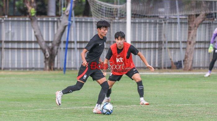 Suasana latihan timnas U-17 Korea Selatan di Lapangan A, Senayan, Jakarta, Senin (28/8/2023) sore.