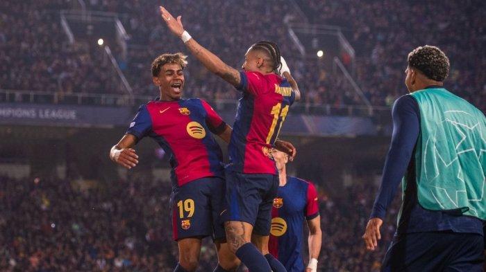 SELEBRASI - Pemain Barcelona, Lamine Yamal dan Rafinha selebrasi usai cetak gol ke gawang Borussia Dortmund di leg pertama perempat final Liga Champions 2024-2025. Dalam laga itu Barcelona pesta gol 4-0.