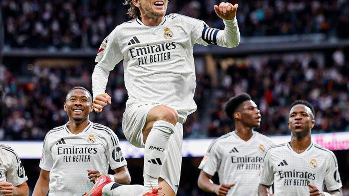 SELEBRASI - Gelandang Real Madrid, Luka Modric melakukan selebrasi usai mencetak gol spektakuler ke gawang Girona pada pekan ke-25 Liga Spanyol 2024-2025, Minggu (23/2/2025)