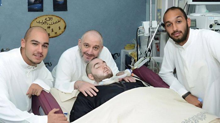 KOMA- Al-Waleed bin Khaled bin Talal Al Saud, yang lebih dikenal dengan Sleeping Prince Arab Saudi atau Pangeran Tidur Arab Saudi sudah koma 20 tahun. Waleed koma setelah mengalami kecelakaan serius saat menempuh pendidikan militer di Inggris.