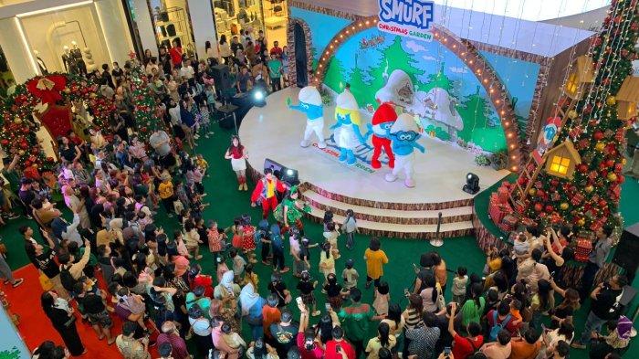 Para pengunjung Delipark Mall Medan saat memenuhi area Smurf Christmas Garden di Laguna Atrium Delipark Mall Lantai Ground.
 