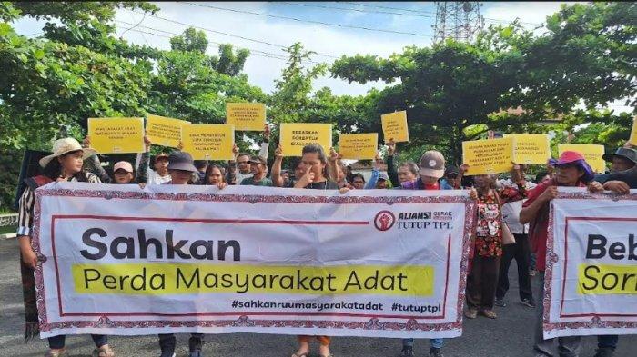 Aksi dukungan dari masyarakat adat dan mahasiswa terhadap Sorbatua Siallagan dan beraliansi untuk bergerak menutup TPL mewarnai jalannya persidangan.